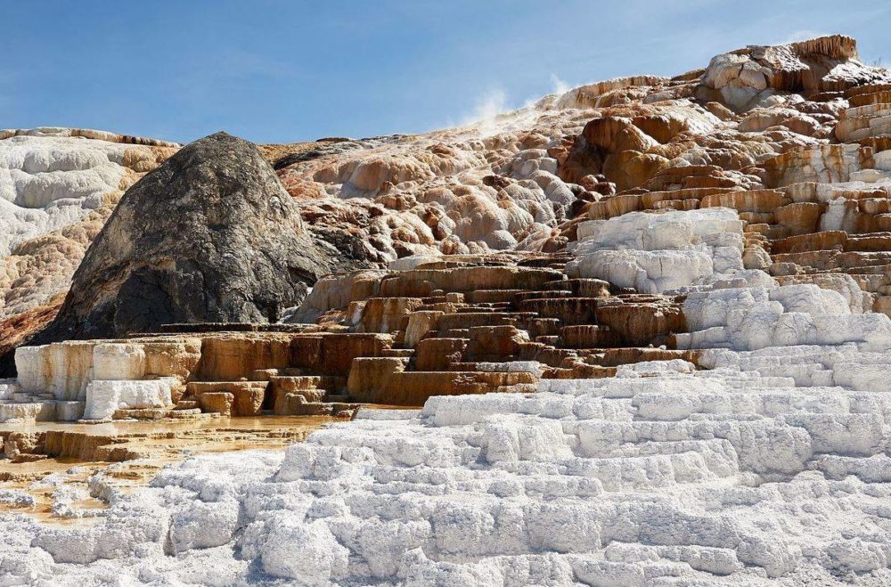 Travertine is extensively included in the Sacré-Cœur Basilica in Paris,